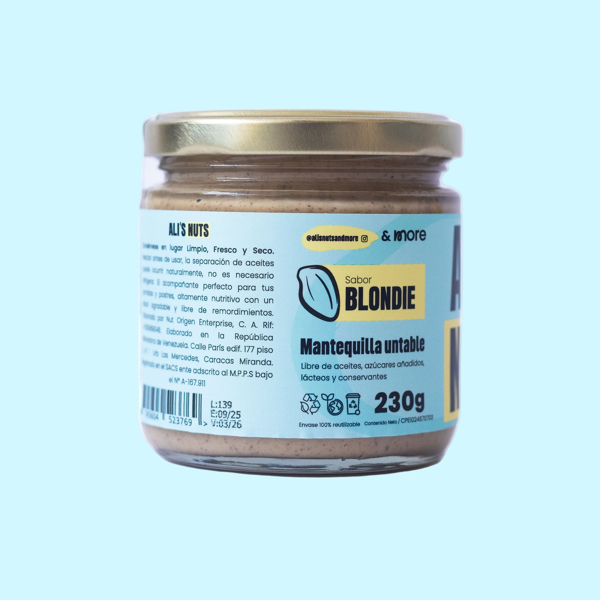 crema Blondie Ali’s Nuts con etiqueta azul pastel y tapa dorada sobre fondo celeste.”