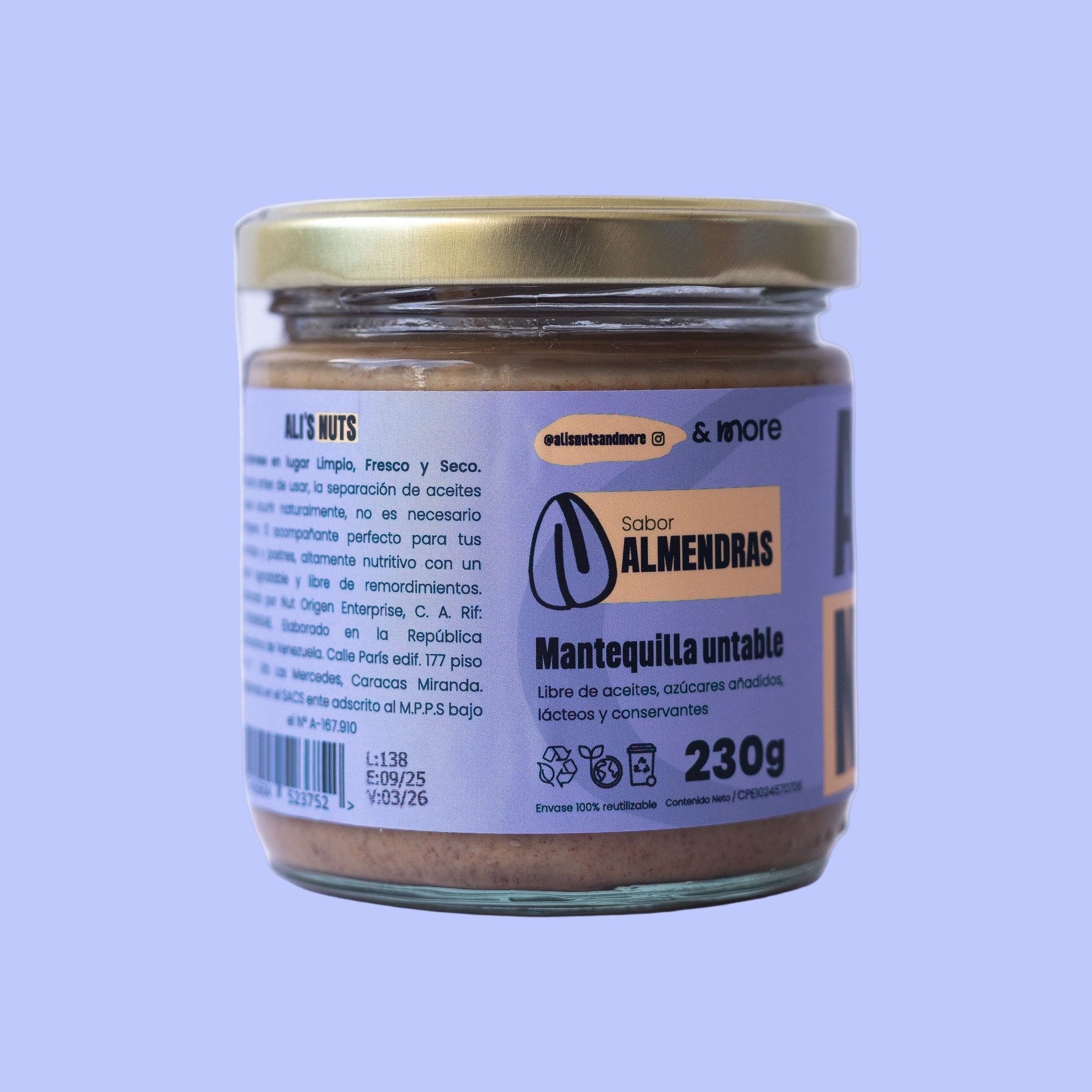 mantequilla de almendras Ali’s Nuts con tapa dorada y etiqueta lila sobre fondo púrpura